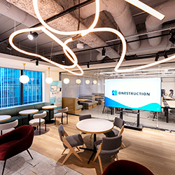 イベントスペースと100インチモニター