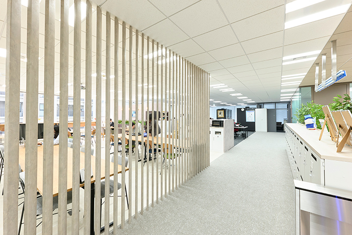 グレーのルーバー