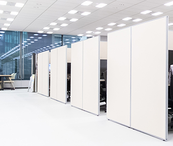 パーティションで囲われた席