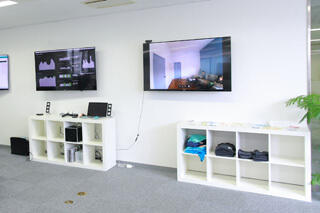 壁に備えられたTV会議システム