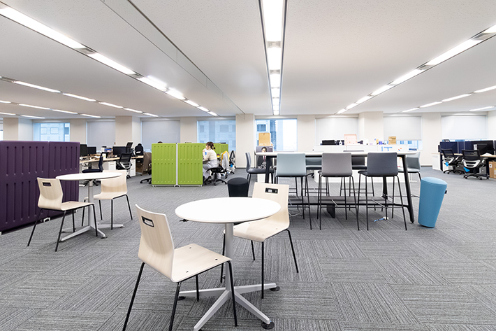 ソファ席やハイテーブル