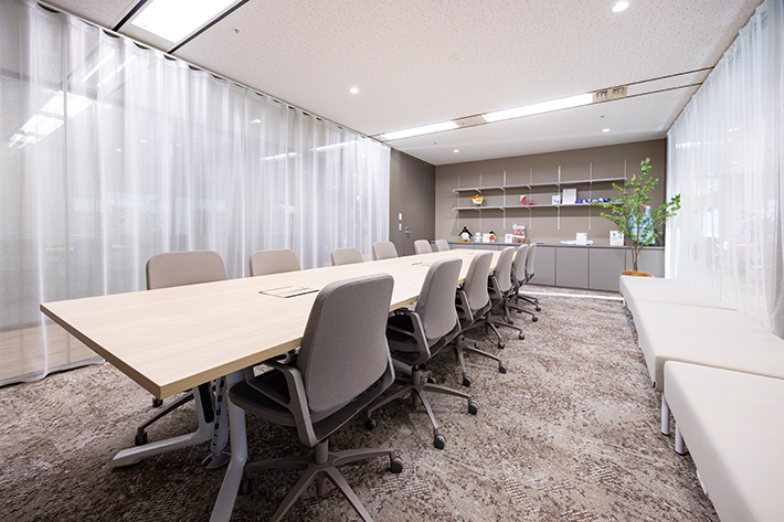 フロア中央の会議室