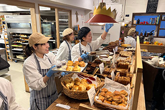 京王（新線）線幡ヶ谷駅「Sunday Bake Shop」