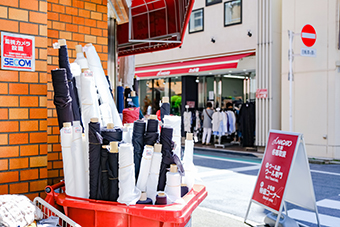 日暮里駅「日暮里繊維問屋街」