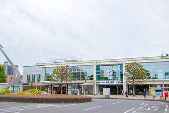 航空公園駅「複葉機をイメージした駅舎」