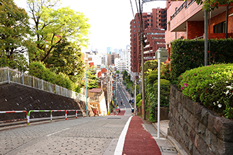 学習院下駅「のぞき坂」