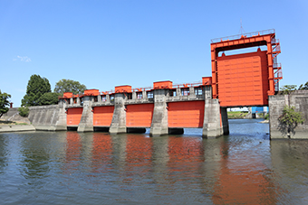 赤羽岩淵駅「旧岩淵水門（赤水門）」