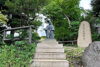 青山一丁目駅「高橋是清翁記念公園」
