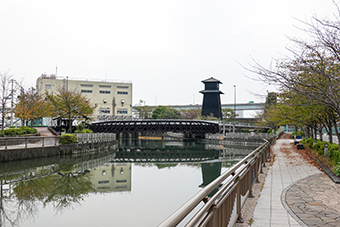 船堀駅「新川西水門広場と新川千本桜」
