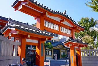 神楽坂駅「毘沙門天　善國寺」