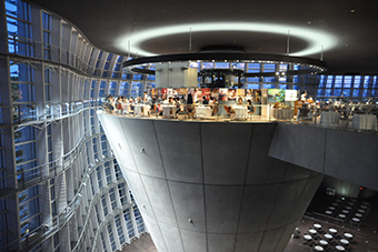 乃木坂駅「国立新美術館」