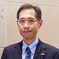 古川 靖洋 氏