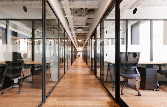 オフィス内の通路(WeWork新橋)